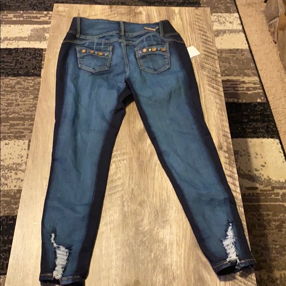 Highly detailed contouring jeans - Picture 2 of 3